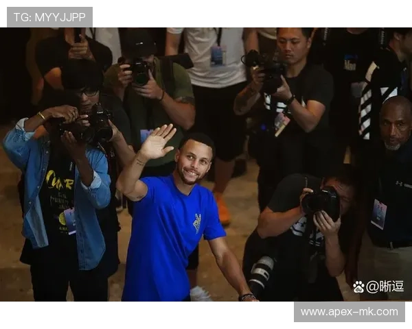 斯蒂芬·库里再创三分纪录,加冕历史三分王称号 斯蒂芬·库里再创三分纪录,加冕历史三分王称号